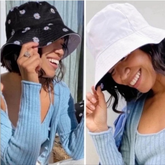 Alice + Olivia Accessories - Alice + Olivia by Stacey Bendet Reversible Bucket Hat Daisy Floral New w/ tags!